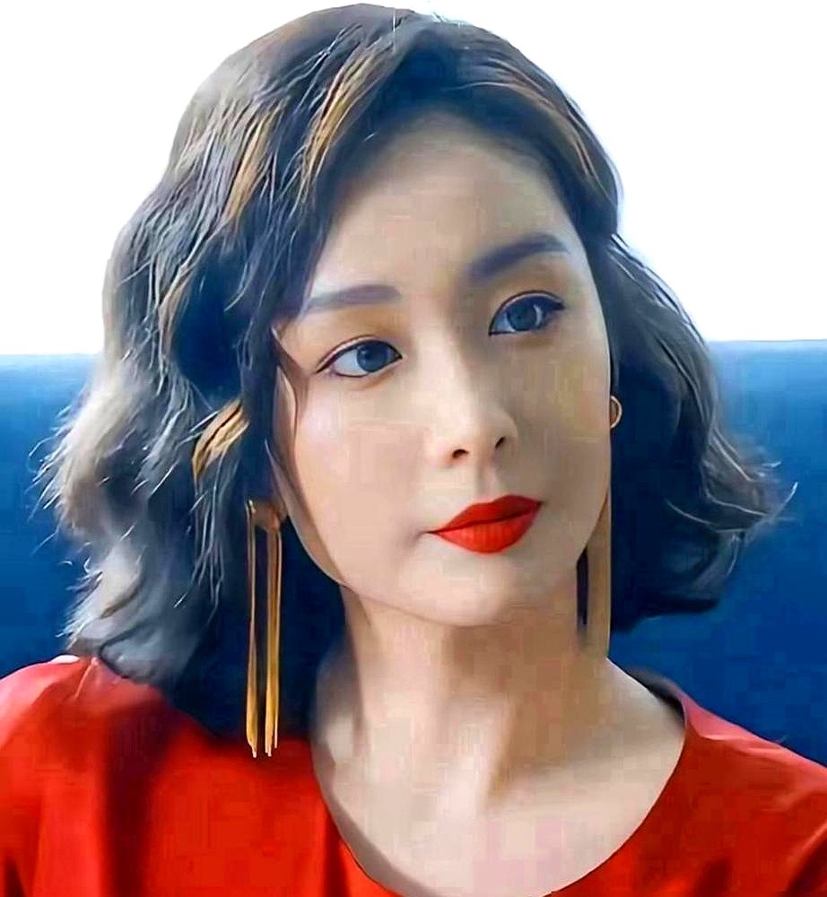 高叶在采访里提到，演完“大嫂”后找过来的机会价值超过一个亿。

熬了十多年配角才爆红，换别人可能顺手接着演“大嫂”赚快钱，毕竟最省力。但她转头就接了《第二十条》和悬疑犯罪题材，直接把这张最好用的标签给撕了。

角色能把人推到台前，可后面敢不敢放下老本，才决定观众记住的是一个角色，还是高叶这个演员。