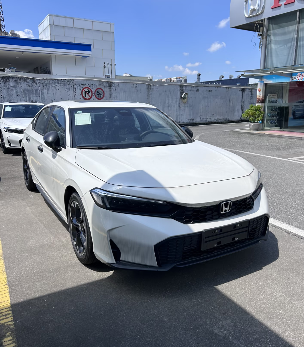 我觉得本田思域才是你心中的“既要又要还要”车型，思域这款车尺寸不大，可是空间利用率高，后排空间还可以，底盘悬架采用前麦弗逊独立悬架，后多连杆独立悬架，思域搭载一台本田1.5T地球梦VTEC直喷涡轮增压发动机，变速箱采用LL-CVT，182匹马力的动力输出，加92号汽油，实际上思域这款车实车质感还可以