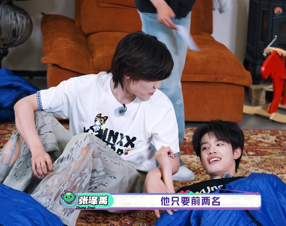 你们俩讲个话都要摸来摸去吗 ​
