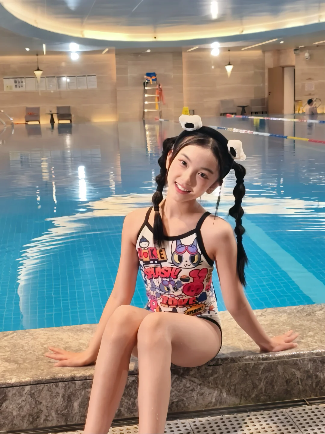冬天也要游泳呀 元气满满地运动女孩