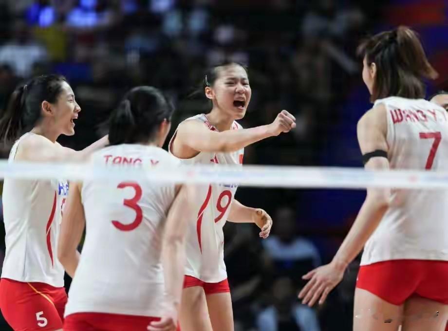 天津体育馆的空气快炸了。

12支球队，1张奥运门票。2026年女排亚锦赛，今天在天津正式开打。冠军直通洛杉矶，输了就去打落选赛——那是另一条命。

中日韩泰，四支强队，一条活路。

下午卫冕冠军泰国队先动手。3比0横扫澳大利亚，三局25-15、25-15、25-18。没给对手任何幻想空间，B组头名