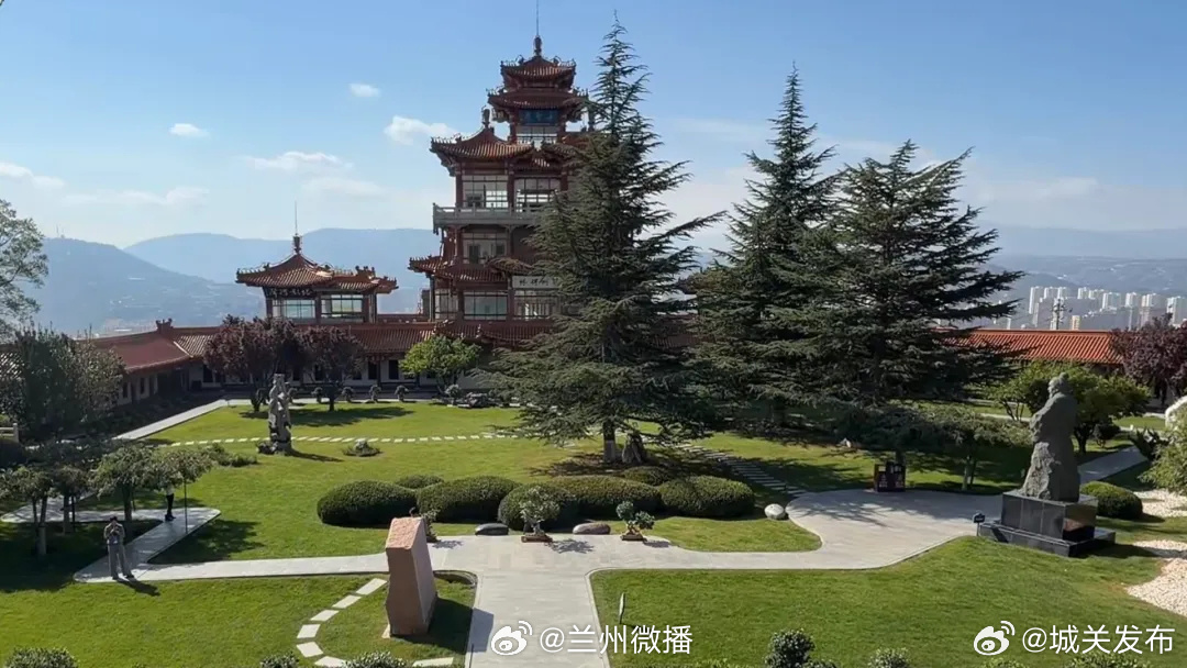 来兰州赴一场山野之约兰州人的秋日松弛感，藏在北山这条轻徒步线上✨文旅中国行同城热点创作计划 白塔山登高望黄河秋景，碑林林间品读陇原墨韵，罗九公路漫赏层林秋色。坡度舒缓、免费开放，2-3 小时轻松走完，亲子结伴、单人散心都合适。告别复杂露营装备，轻徒步正成为金城出游新风尚，用脚步丈量家门口的山野，接住属于兰州的秋天。
