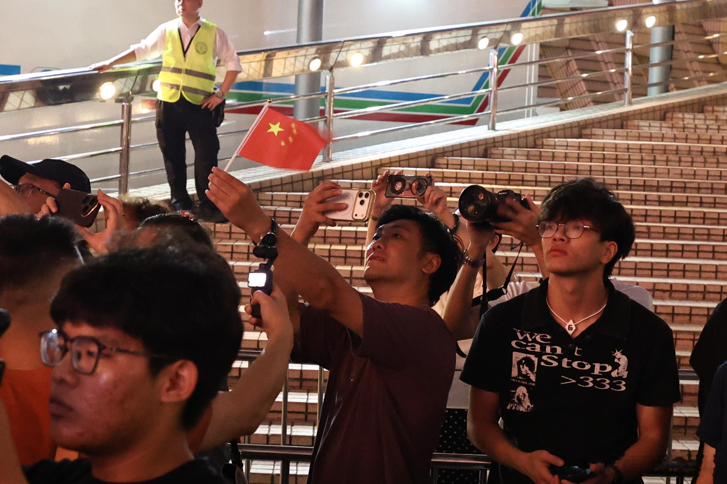 今晚国庆烟花汇演大家看了吗？[点赞]

烟花汇演历时23分钟，共分为8幕。由3艘趸船及6艘小浮船在9个发放点，发放合共31888枚烟花，活动整体预算约为1800万港元。今次汇演由文化体育及旅游局统筹、香港永明金融独家赞助。（图：香港文汇报记者黄艾力、北山彦摄） #表白中国我接力##香港同胞欢庆国庆# ​