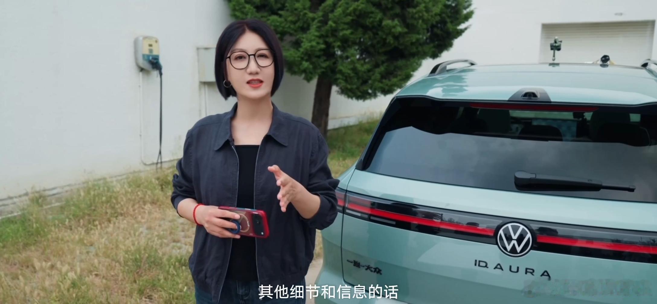 #跟着易立竞看T6##易立竞找代驾试车##一汽大众T6#
参数是骨架，体验是血肉。T6拥有4.75米最小转弯半径、缓晕调校、云感座椅，这些术语如果只停在资料里，普通人很难立刻感知。但代驾师傅用“一把轮就能掉头”“不容易晕”“长途不累”翻译出来，技术就有了画面。易立竞找代驾试车，不是否定产品经理和 ​