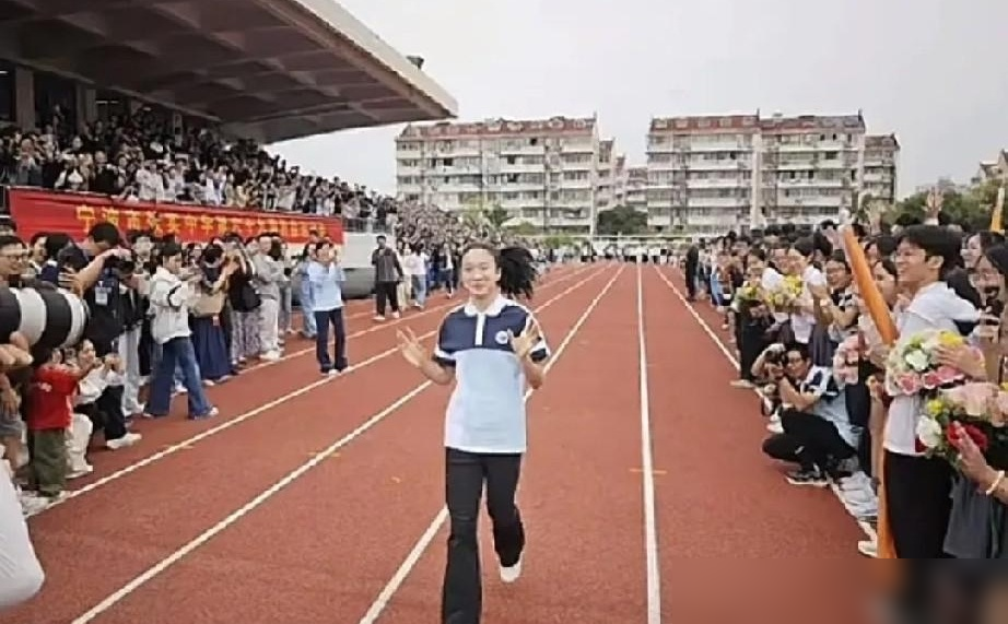 亚洲冠军回高中母校，没上场，全场喊她名字，她手里拎着一瓶水在跑道边上挨个给同学递。
10月15日，陈妤颉回宁波效实中学参加校运会。同学说，她站那儿我们就没得比了，亚洲冠军。可她自己跟没事人一样，上午上文化课，中午去体校练，下午理疗完再回学校上晚自习。
老师评价就一句：越是有成绩，越不敢去打扰她。