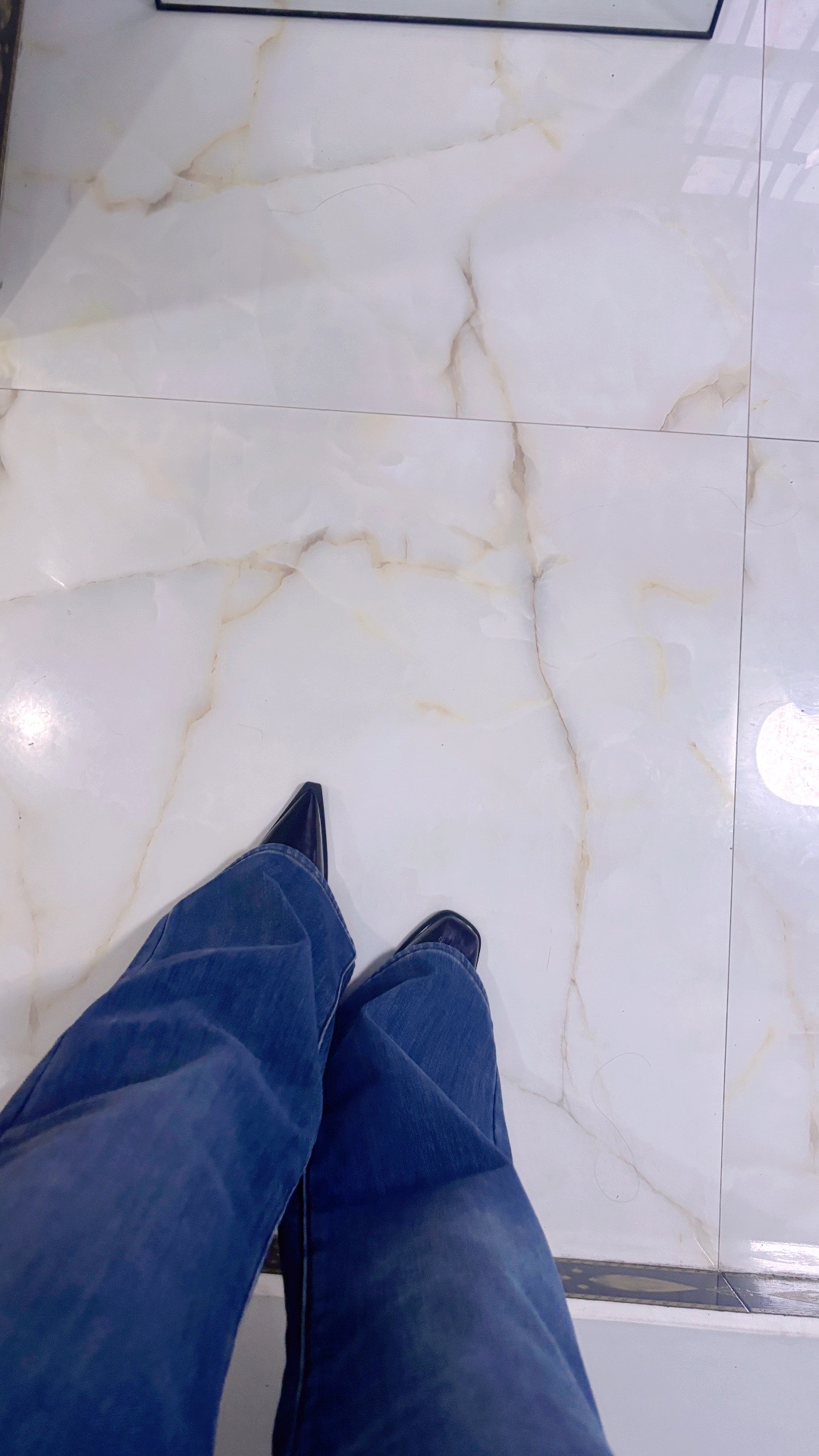 闺蜜，你今年自己穿勃肯鞋吧，我已经是喇叭裤➕高跟鞋的成熟女人了👩