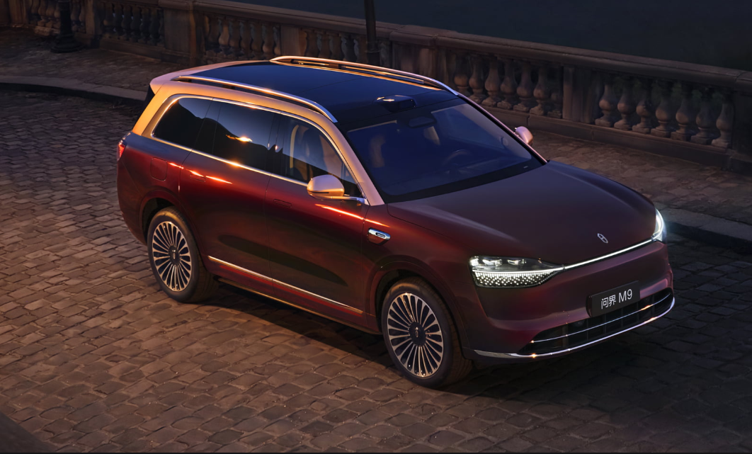 我就被它的颜值吸引住了。看起来不仅充满了科技与现代感，更有一种大气磅...