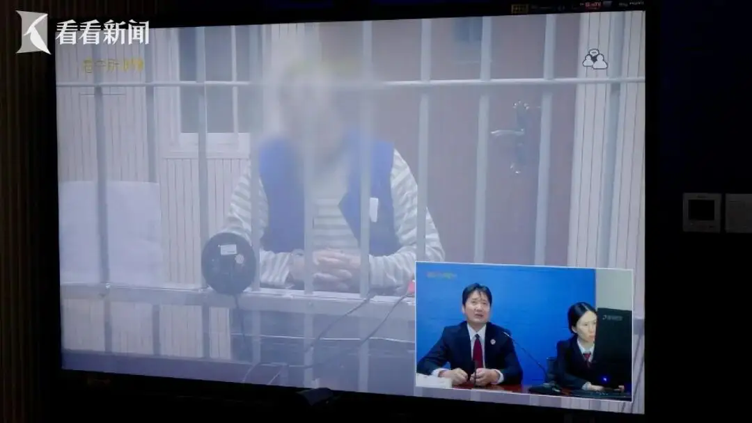 父亲撞死环卫工，逼亲儿子顶包！5年后发小一封信揭穿，判了！儿子一句话让人心碎！

有些“孝顺”，是父母递过来的刀。

2020年8月凌晨，上海浦东。一个环卫工人在水果店门口弯腰捡西瓜，一辆货车突然溜车，把他活活挤死在墙边。

肇事者是谁？是水果店老板李某——那天他无证倒车，驾照早因酒驾被扣了。

他