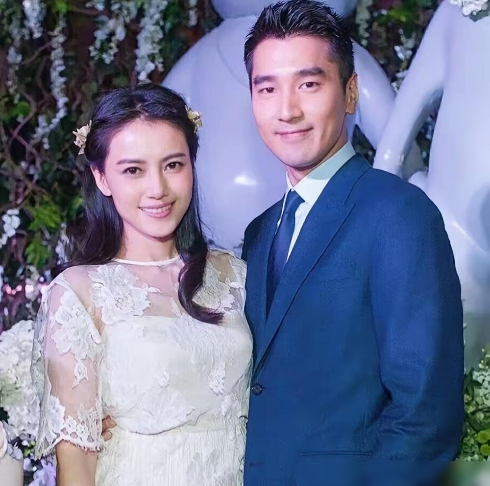 高圆圆直言，我要死在赵又廷前面。
刚更新的播客里，她跟陈辰聊生死，说先走的人不用扛失去爱人的漫长孤独，要轻松得多。赵又廷听见只平静回了一句：那也行，我来收拾后续。
这份通透不是凭空来的。高圆圆陪患癌母亲撑了十几年，亲手办了后事，太懂留在原地的人要熬多少难。
原来最好的爱，从来都把最重的担子悄悄