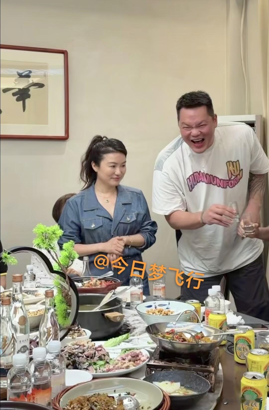 一个总经理下岗后的快乐，朱芳雨回到家乡广西！

梦飞行报道：昨天，原任广东宏远篮球俱乐部总经理，现任广东宏远篮球俱乐部荣誉顾问朱芳雨回到家乡广西，应邀参加明晚的桂BA总决赛活动。
当天，朱芳雨马不停蹄到了南宁市漾动五象中心，出席朱芳雨青少年篮球公开课活动，与青少年球员互动，指导青少年球员训练。
当晚