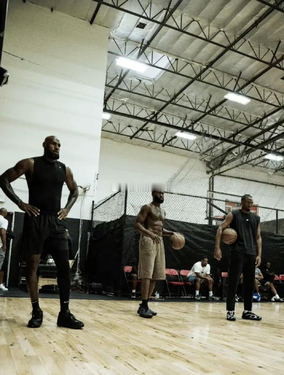 8月20日消息，NBA球员私人训练师克里斯-约翰逊更新IG：分享76人球员勒布朗-詹姆斯、杰伦-布朗和泰雷斯-马克西训练合照。随后，马克西个人ins也晒出一张与詹姆斯、杰伦-布朗合练的训练照。#詹姆斯马克西杰伦布朗三人合练# ​