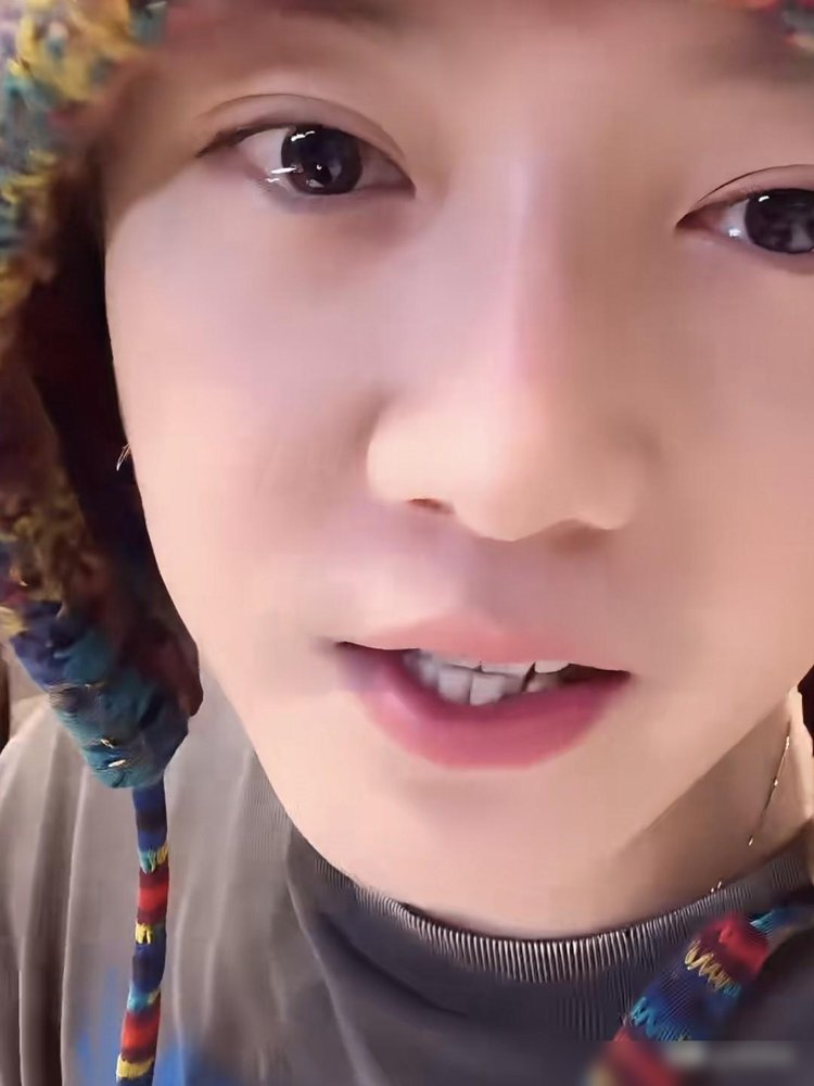 鹿晗那一口牙，放在现在的娱乐圈就是个异类。别人笑起来一排整齐的烤瓷白，他露齿还是原生的，有点歪，有点黄，甚至门牙缝都不齐。
可你仔细看，没人说他丑。反而觉得真实，有辨识度。现在这帮明星，脸是流水线，牙也是流水线，张嘴跟贴了瓷砖似的，假得晃眼。鹿晗倒好，顶着这张顶流脸，愣是没动过牙。
前两天常州音