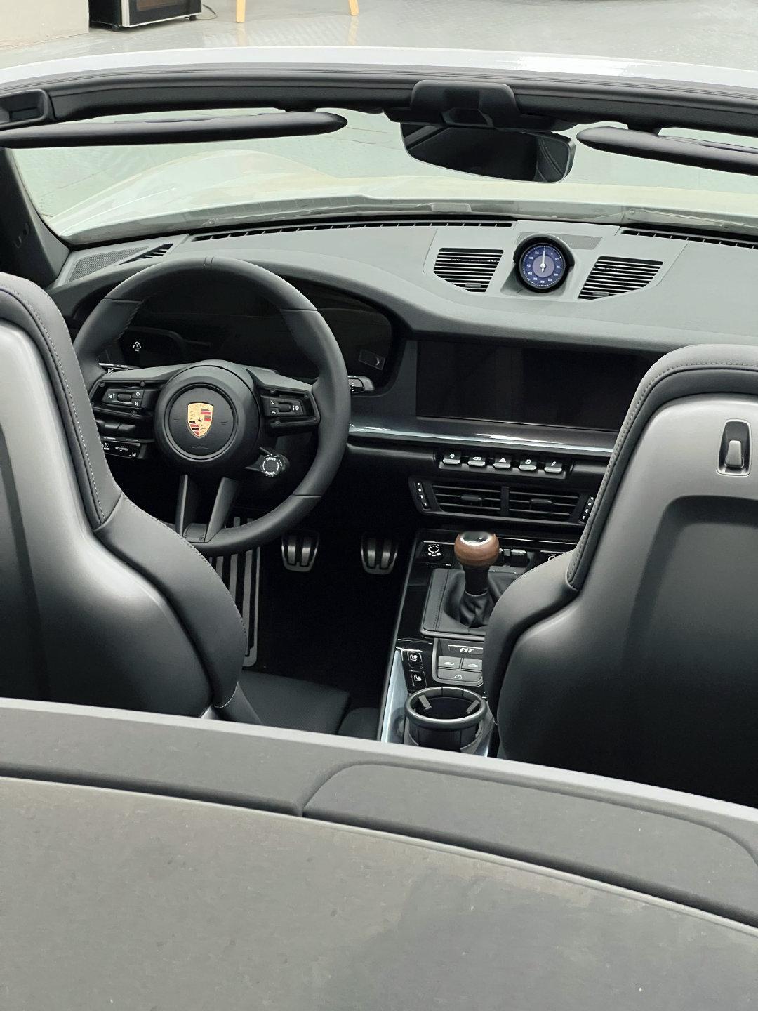 手动挡敞篷911拆箱
CARRERA T Cabriolet 
手动挡+敞篷+保时捷911

#柴斯基的手动挡911##平行进口车手册##平行进口车手册[超话]#  ​