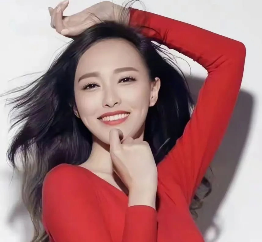 唐嫣身材太绝了！纤腰长腿天鹅颈，40+状态太惊艳！ 镜头下的唐嫣，每一...