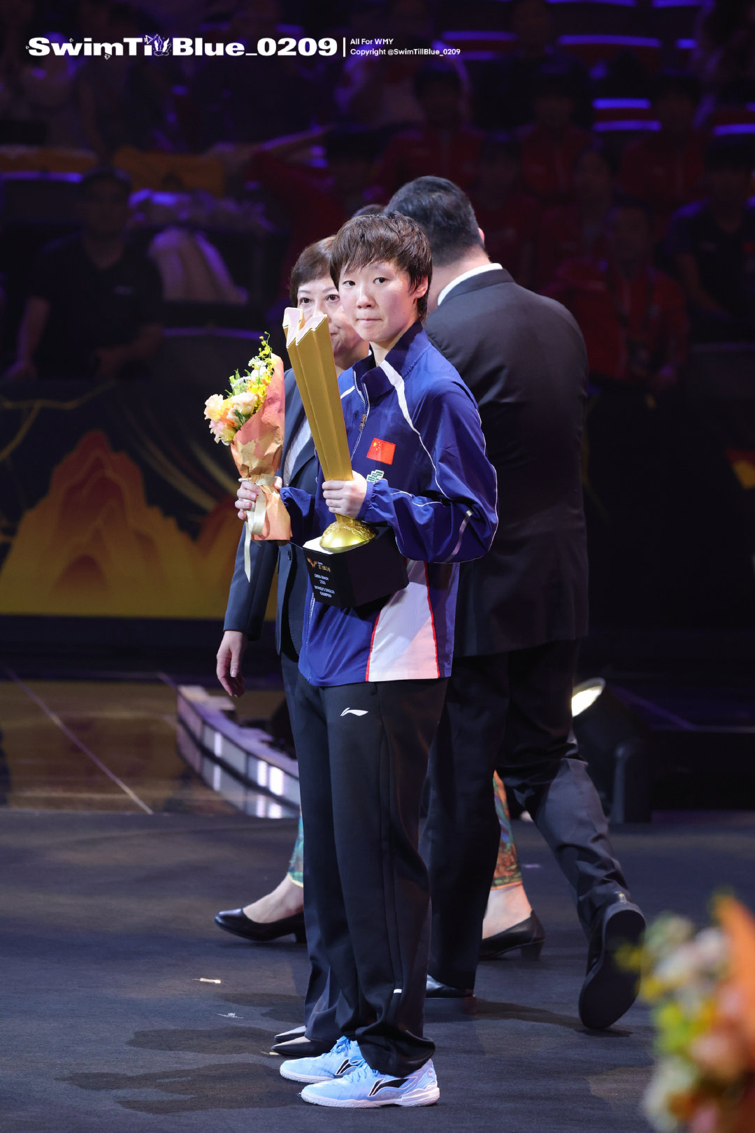 20261011 wtt北京大满贯
女单颁奖

（颁奖全遮挡位置我已尽力[泪]）
再次祝贺小馒成功卫冕 未来走的路都是花路～～
#王曼昱# ​