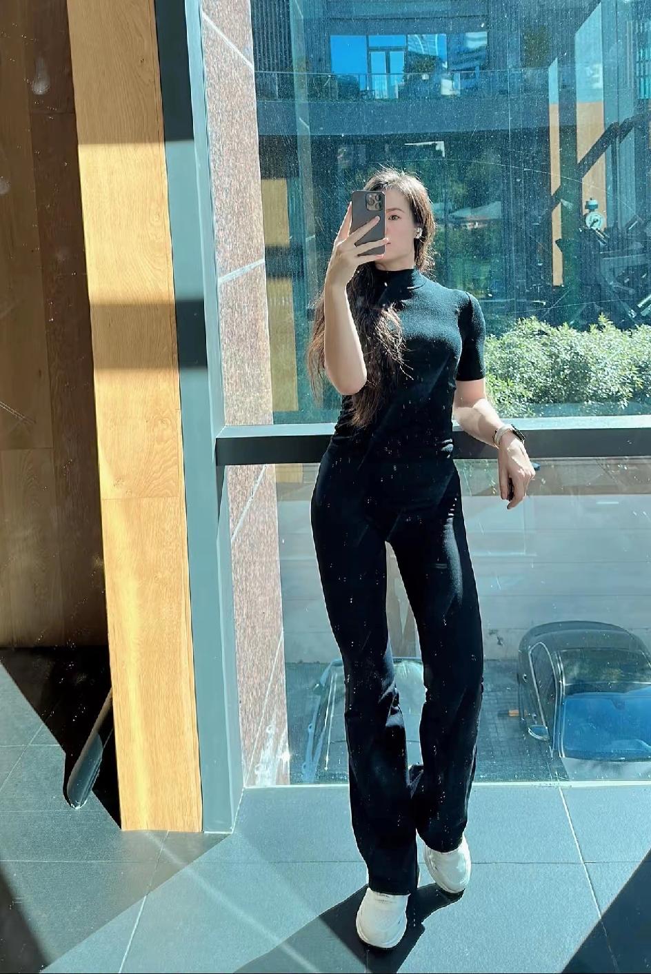 都市酷女孩穿搭，黑色紧身裤搭配白色运动鞋，时尚又舒适！👟💃爱健身的...