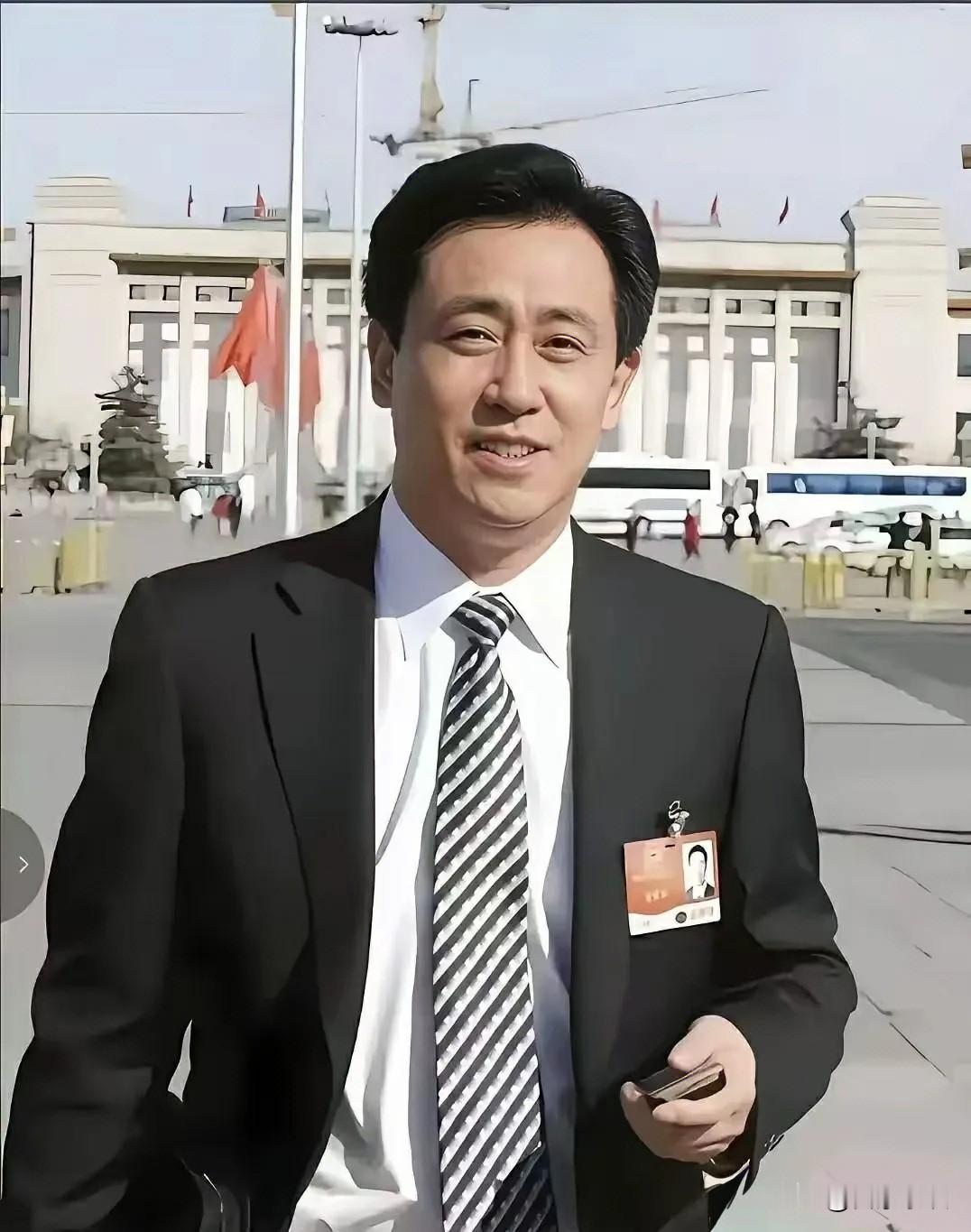 有一件事情。
我非常想知道答案！
 那就是贾跃亭和许家印同样都是曾经风光无限的商界大佬，到底谁的教训更让人警醒？
 
论起家，贾跃亭早期打造乐视生态，横跨视频、手机、汽车，风头一时无两，曾经的乐视生态圈，吸引无数资本与人才。

可贾跃亭的“生态化反”，跨行业疯狂布局，不断烧钱，最终资金断裂，远赴海外