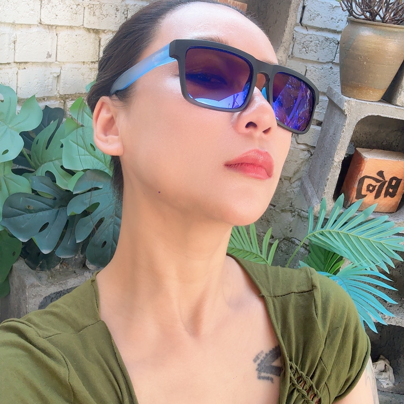 眼镜不丑吧（谦虚的说法 其实是想问好看吗[挤眼] ​​​
