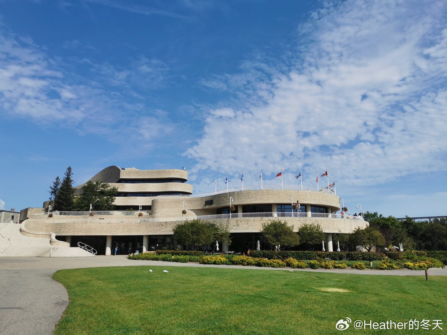 最近适合重温加拿大历史，所以今天在Canadian Museum of History待了一整天(微博定位竟然还是文明博物馆，那是N年前的叫法，早就改名了)。这个建筑深受原住民文化影响，外形曲线意在描绘由风、河流、冰川塑造的加拿大地貌。这里也是隔岸眺望国会山，美术馆和亚历山大桥的最佳视角。  ​