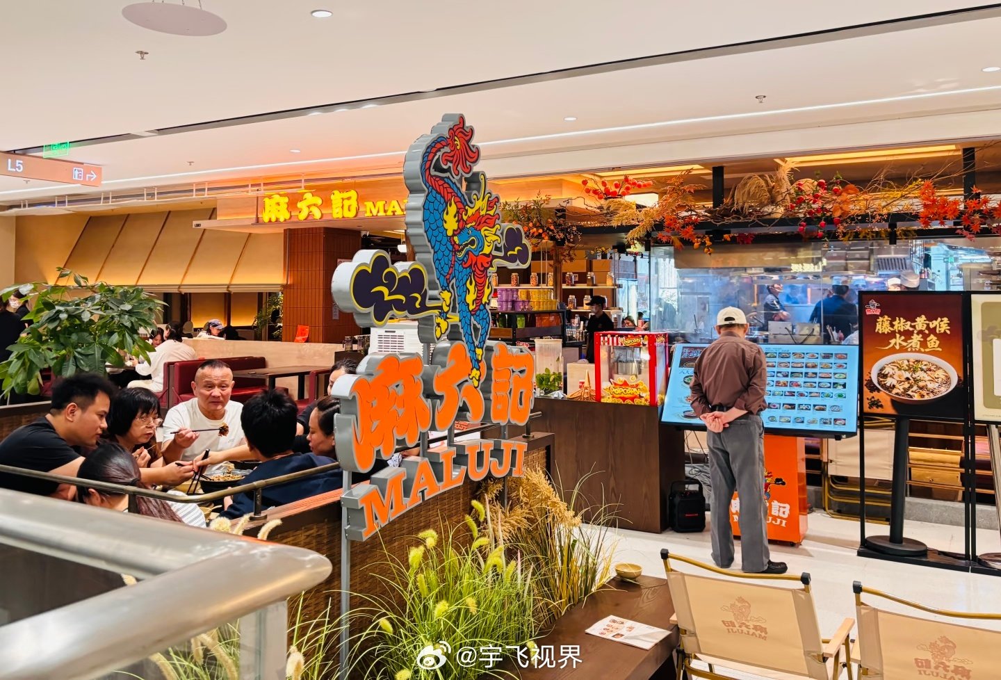 #麻六记位列阿宽食品第一大欠款方#直播间几百万观看，酸辣粉卖得火热，转头代工厂账面还挂着四百多万应收款。新消费品牌最玄的地方就在这：热搜是麻六记的，成本和对账期，是阿宽的。流量可以一夜起来，账得一笔笔结。[允悲][允悲][允悲]只是这账怕是不好要[允悲][允悲][允悲] ​