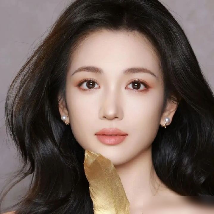 奶奶看代露娃照片，说了句：这闺女懂事，但眼睛里藏着委屈。
老人不认识明星，一眼看穿的是表情肌记忆。代露娃自己在热搜上说，她妈至今记不住她不吃香菜。一个连孩子忌口都记不住的家庭，逼出来的艺人有多早熟，都写在脸上。
中戏毕业，拍《长相思》前一年没戏拍，定妆后被换角是常态，差点去卖房子。是阿念这个角色