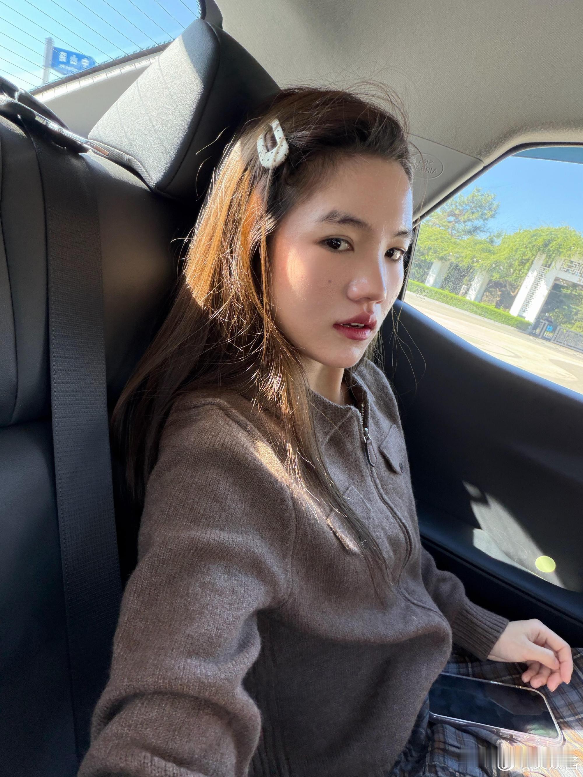 李勒优说没一个地方属于自己，这姑娘到底经历了啥？
李勒优朋友圈疑似曝光，她写我以为的避风港不是我的港湾，没有一个地方是属于我的归属，这话看着真让人难受。

当年看变形计，大家都觉得这云南大山里的女孩运气爆棚，被崔晋一家接到大连，日子肯定差不了。

结果长大了事情全变了。
晋妈在直播里说她不上学不去面