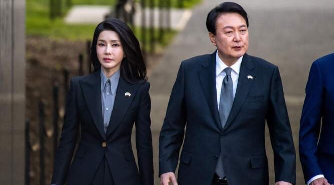 果然被我猜中了！李在明可能是韩国历史上最厉害的总统之一，因为他亲手让前总统尹锡悦持续吐露当年戒严的“真相”！

8月24号尹锡悦在首尔高等法院说的那番话，听完让人不知道该气还是该笑。一个国家的前总统，在法庭上把当年震动全世界的戒严令说成&