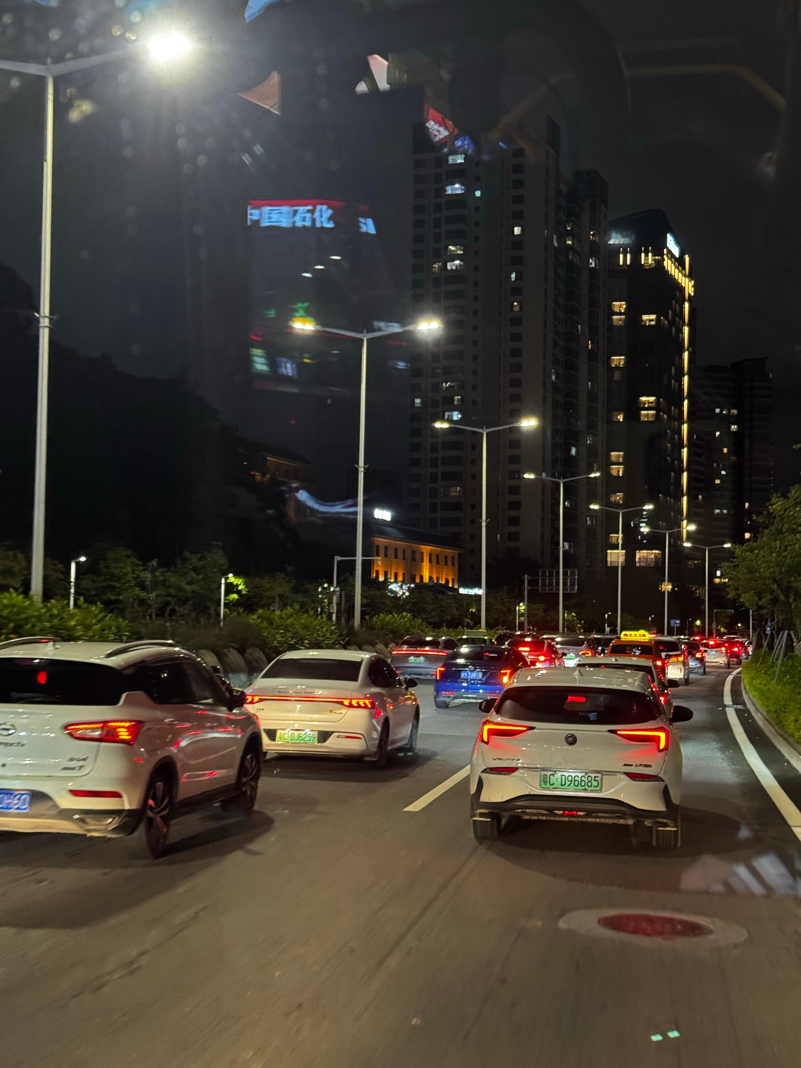 根本打不上网约车，走到公交车站发现公交车也错过最后一班了🚌

心里嘀咕，王了[熊猫]要走路回酒店吗？回头一看这不是公交车，赶紧上车[拜托] 但人超多，只能站车头的投币箱位置（很久都没有这样的体验了）

结果抓马事件来了，我新买的雨伞☂️卡在投币机上，怎样都弄不下来，旁边热心乘客，司机多 ​