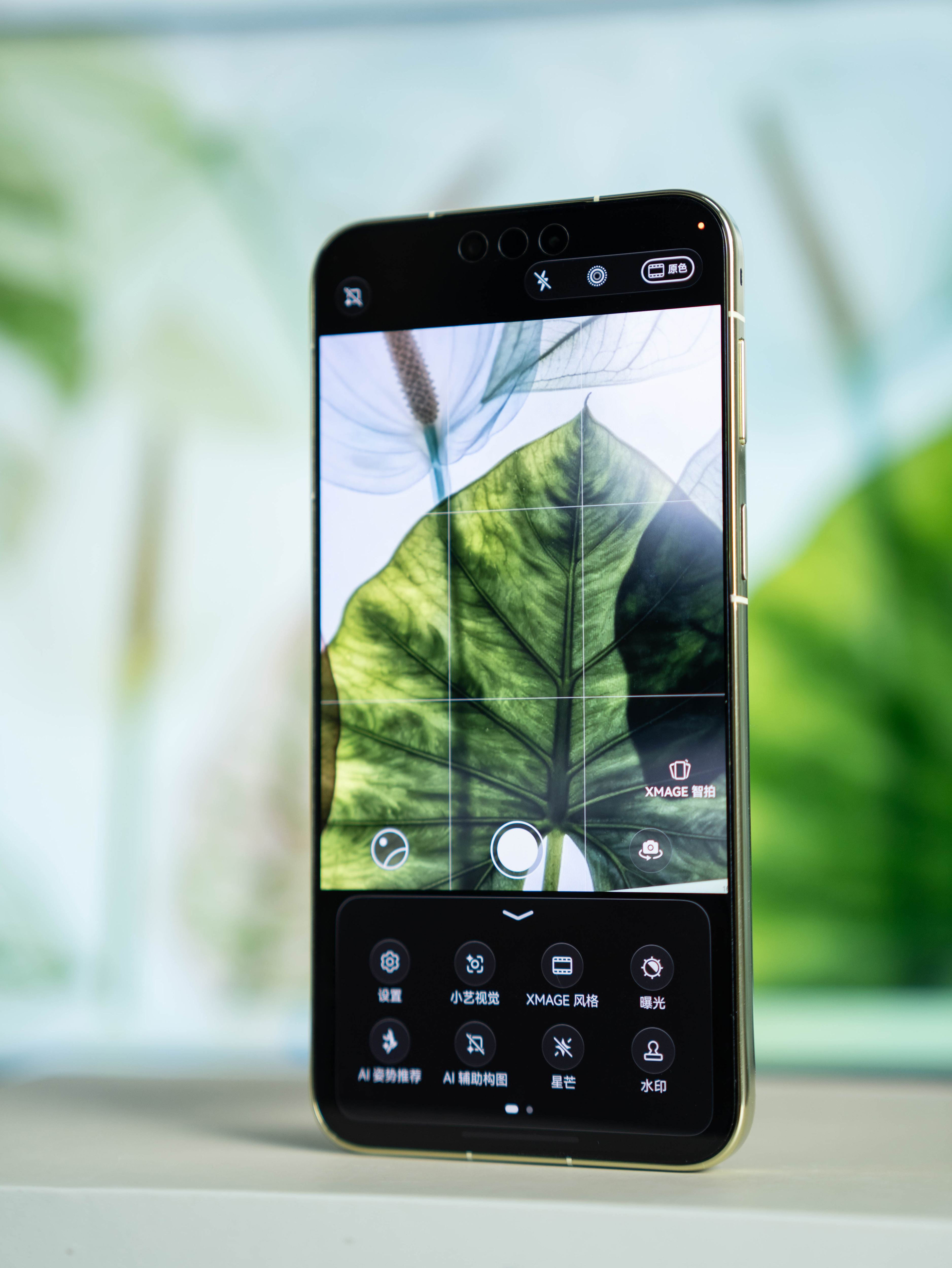 【兔撕机图赏】华为Mate90 Pro Max 「翡冷翠」，这代超大杯，主打一个稳中有惊喜
6.9英寸LTPO灵珑屏，强光可视是实打实的提升，色彩观感舒服。
影像亮点给到2亿长焦+第三代红枫原色，人像、远景、夜景全焦段覆盖，XMAGE的氛围感一直很稳。
麒麟9050 Pro、6800mAh长续航、四卡三待、鸿蒙7互联，通信和续 ​