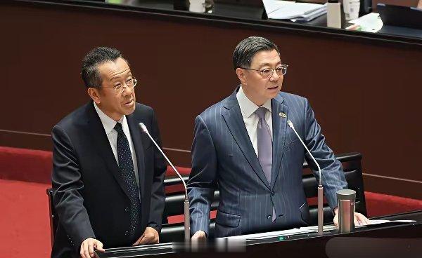 根据台媒报道：美军将派出长期进驻台防务部门，直接参与台当局的防务决策核心。对此，台防务主管顾立雄昨天（6日）称，“台美军事及防务交流确实越趋紧密，这也有助台军建军备战及战力转型，但相关细节不宜对外多做说明。”

 这是顾立雄首次承认美军进驻台防务核心部门[并不简单]#热点解读﻿# ​
