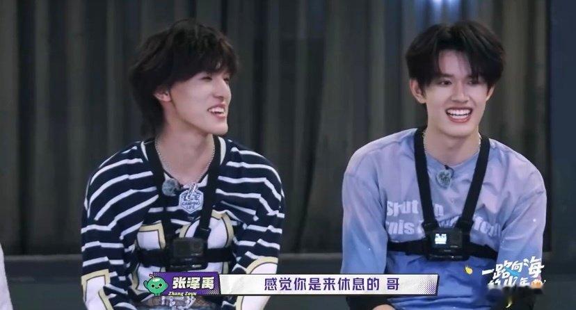 #极禹[超话]#  强哥一个大箭步就坐到花姐旁边了 ​