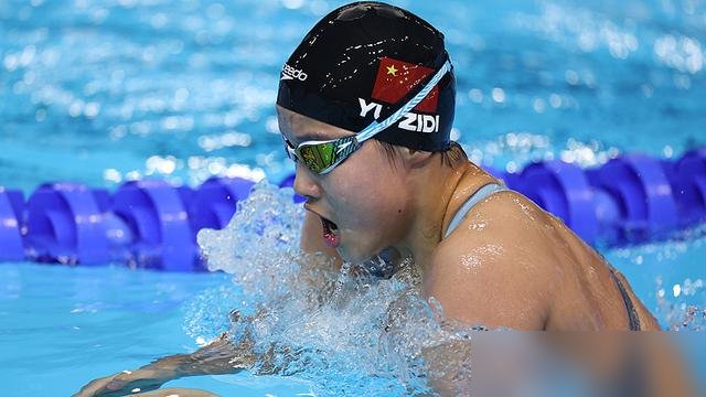 13岁，拿走了亚运会MVP，还把亚洲纪录甩在身后。
于子迪，河北保定人，2012年10月生。这届亚运会她干了三件事：200混，2分06秒10，亚洲纪录，历史第二快。200蝶，破亚运纪录。400混，4分28秒56，世界历史第五。
三金，全是单项，没有接力凑数。亚奥理事会直接把女子MVP给了她，中国