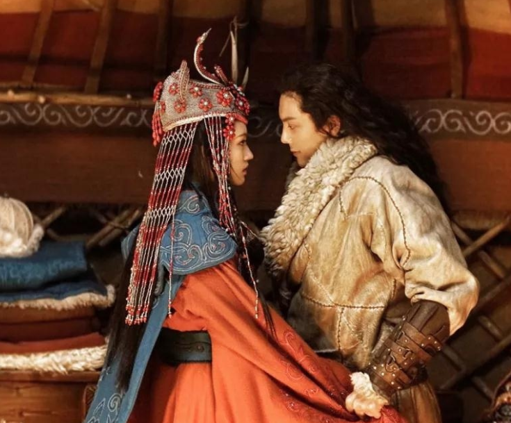 大约1202年，铁木真扫荡了鞑靼部落。首领也客-赤连的女儿也速干，被带到他面前。 
 
接下来发生的事，让在场所有人都没反应过来。 
 
她没哭。没求饶。 
 
她开口，替自己的姐姐做了一门亲。 
 
她说，她有个姐姐叫也遂，比她更好，请铁木真去找。 
 
铁木真真去找了。找着了，带回来了，姐妹俩就