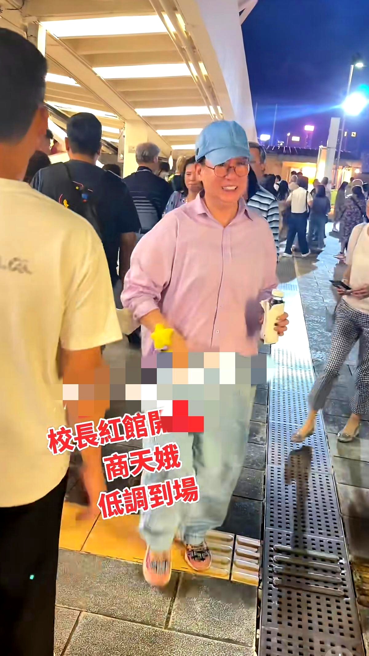 当年梁朝伟版《鹿鼎记》里最美的“阿珂”商天娥，64岁现身谭咏麟演唱会，身材发福、双下巴明显，一身粉衬衫配牛仔裤，好多人第一眼愣没认出来
 

要知道，当年她跟刘嘉玲、刘青云同属无线第12期，搭档张国荣演女主角，眉眼利落，惊艳过一整个时代。如今到了花甲之年，镜头推近了全是岁月痕迹，被人认出来非但不躲闪
