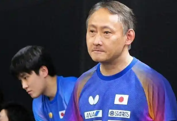 日本乒协这下面子挂不住了！不是因为澳门冠军赛日本男队无缘决赛，而是：中日韩几支亚洲强队里，只有日本队全主力出征，本想打出亮眼战绩，结果成绩差强人意。男队没能打进决赛，整套主力阵容没能兑现期待，投入和收获完全不成正比，重金备战、全力出征却颗粒无收。
 
先说一个事实：日本男队这次去澳门，确实是“全主力