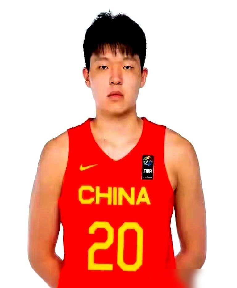 新一代男篮小将，直接用实力硬刚打脸挑衅！
打过NBA、吃过顶级联赛苦的周琦，作为过来人，特意告诫即将赴美特训的杨瀚森：出去一定要放低姿态，沉下心攒实力，别被浮躁冲昏头。
对手没把这话当回事，公开放话要教这个年轻人做人，杨瀚森一言不发，全场拼下19分9篮板，最后时刻投进准绝杀，直接把所有质疑打回原