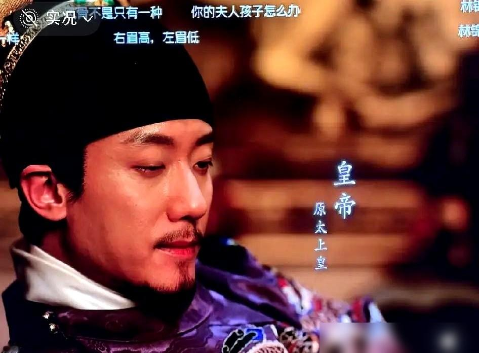 他被关在南宫七年，出来第一件事，就是杀了拥立新帝的那个人。
韩梁当时没得选，太上皇被掳走，国不能一日无主，他亲手把新帝扶了上去。后来他发现，新帝比他哥能干，懂制衡，也肯放权。韩梁甚至私下跟人说，这一个，比原来那个强。
可原来的没死。不仅没死，还回来了。
回来那天，韩梁去接。新帝被废，旧主复位。