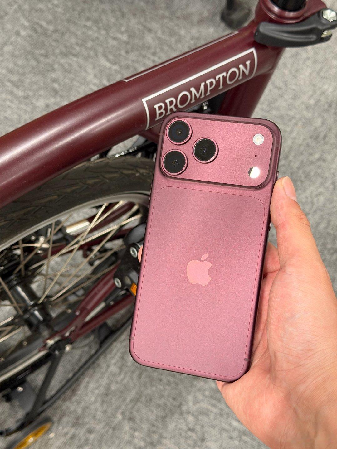 最终加价425元买了一台512G的iPhone 18 Pro Max，本地面交，交易完刚准备走，小姐姐说她当天随手一点就抢到好几台，气哭了[苦涩] ​