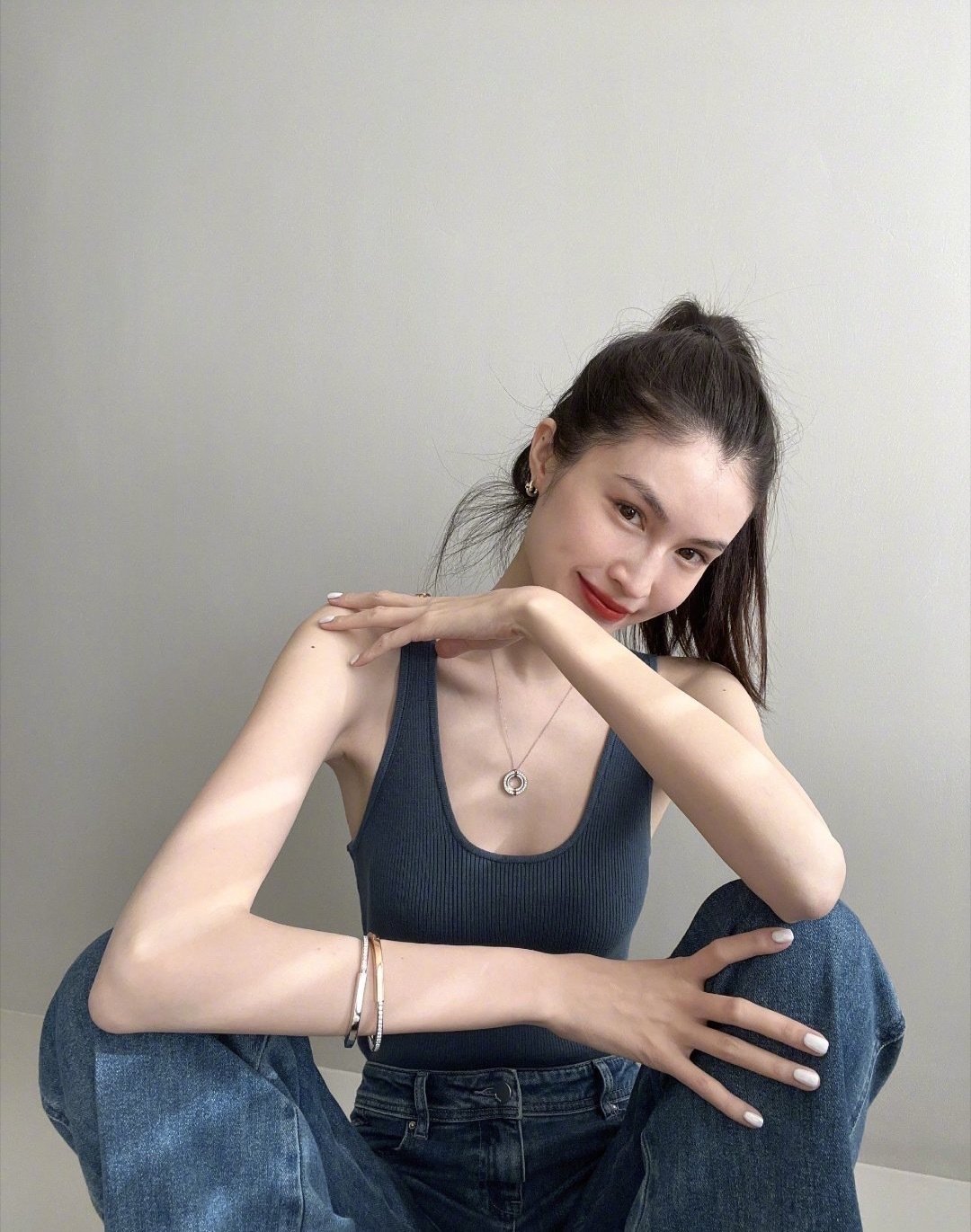 #我只能说何穗不愧是超模来的#我只能说何穗不愧是超模来的，哪怕是路透，仪态也很出挑，自带从容大气的气场。身材管理和仪态都太绝，举手投足都透着模特功底 ​