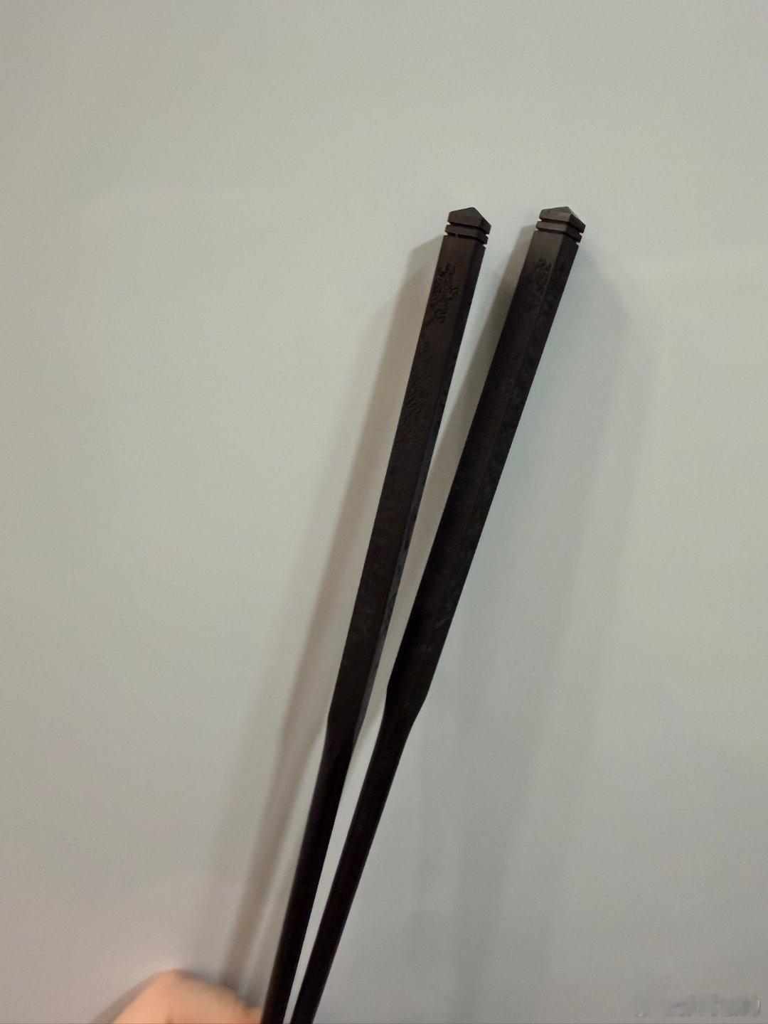 #我和你天生成双#拆开包装瞬间眼前一亮，原本以为只是普通赠品，筷子上面的传统纹样栩栩如生，细节处理特别到位。#美团外卖祝你七夕筷乐# ​