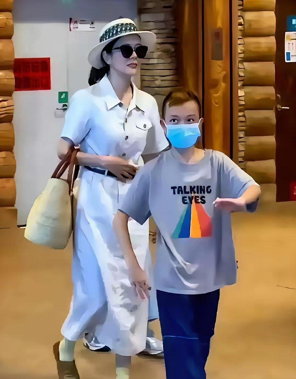 杨乐乐带儿子现身，汪十安眼神充满警惕。杨乐乐开始做自媒体后，整个人看起...