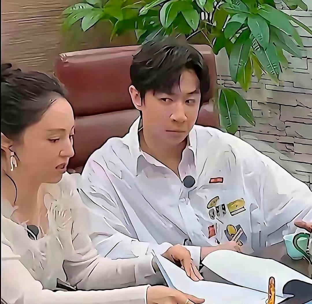 董璇和张维伊聊再生孩子的事，她说要是为生娃不上班，对方就要养活她、女儿酒窝还有她父母。张维伊听完当场傻眼。董璇情商很高，没直接拒绝，而是摊开现实压力，还说对大女儿的爱，别的孩子替代不了。