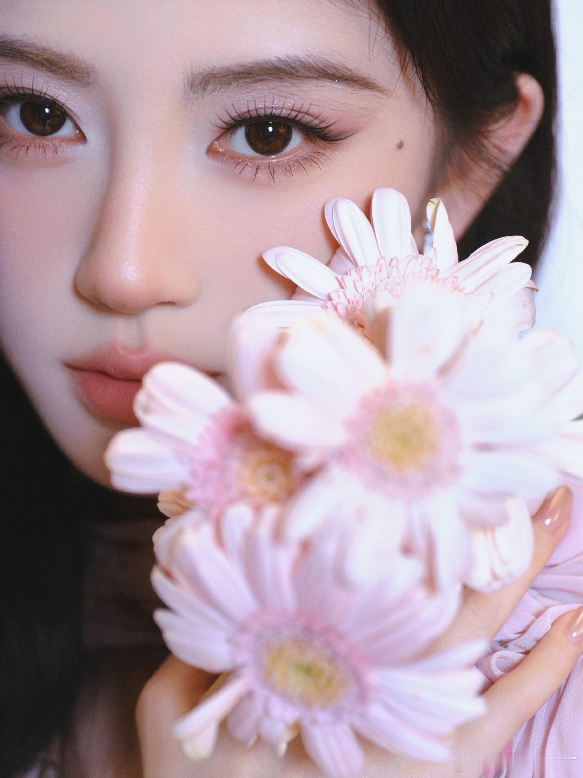 #鞠婧祎[超话]##沐苒颜# 
鞠婧祎:
见字如面，展信舒颜。从第一次在
《嘉南传》中看到善保宁活泼聪明的身
影，我就被你深深吸引，再到不知不觉间
的陪伴，或许四年在其他蜜橘中爱你的时
间很短，但看到你一次又一次的成功，让
我感到十分的骄傲！
从舞台上的惊艳亮相到荧幕里的鲜活
角色，你始终带着一 ​