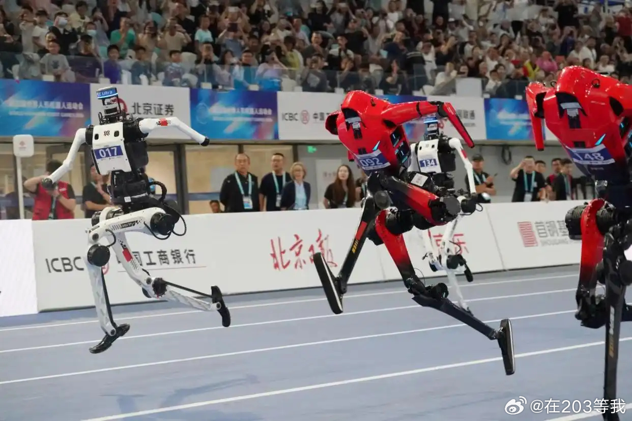 8月25日晚，第二届世界人形机器人运动会上演100米大型组复赛。复赛现场非常激烈。在5支晋级最终决赛的赛队中，有4支的百米成绩跑进了9秒。

其中，天骁队以8秒85的成绩实现领跑。紧随其后的天骄队8秒90、惊鸿动力队8秒94、烽火闪电队8秒97、飞雷神9秒05。100米大型组决赛将于8月26日晚间进行。届时，谁 ​