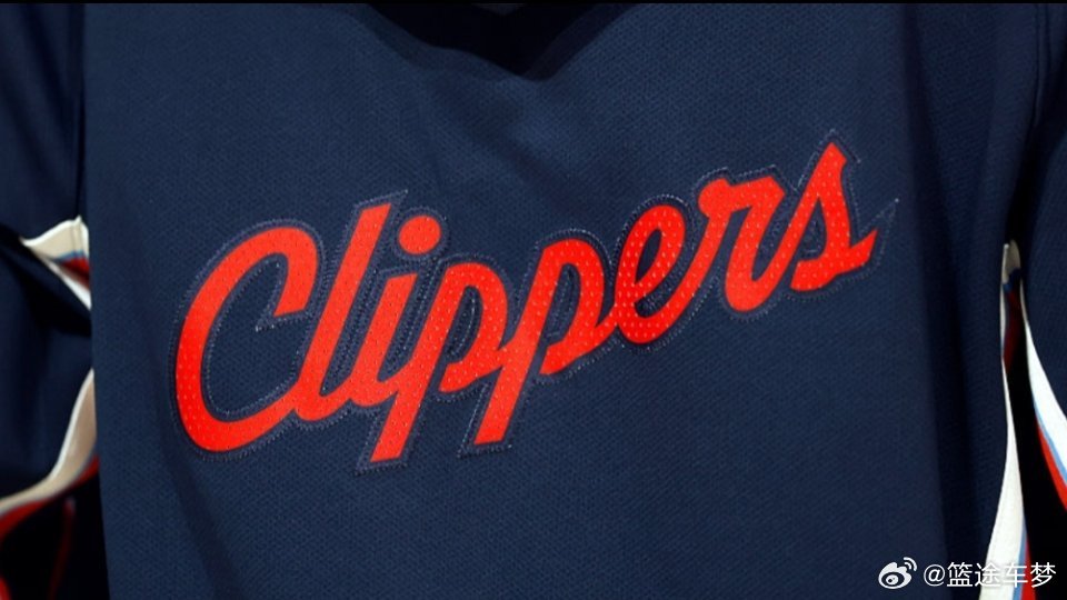 NBA开出历史性重磅罚单！
因为工资帽规避违规，快船队被罚款3000万，2029到2033整整五个首轮选秀权全部没收。
老板鲍尔默直接停职一整年，多名高管也被停职处理。
有意思的是伦纳德不会被禁赛，合同继续有效，只需要退回70万美元。他的前经纪人被永久禁止参与NBA业务。
连续丢掉5个首轮签，快船未来几 ​