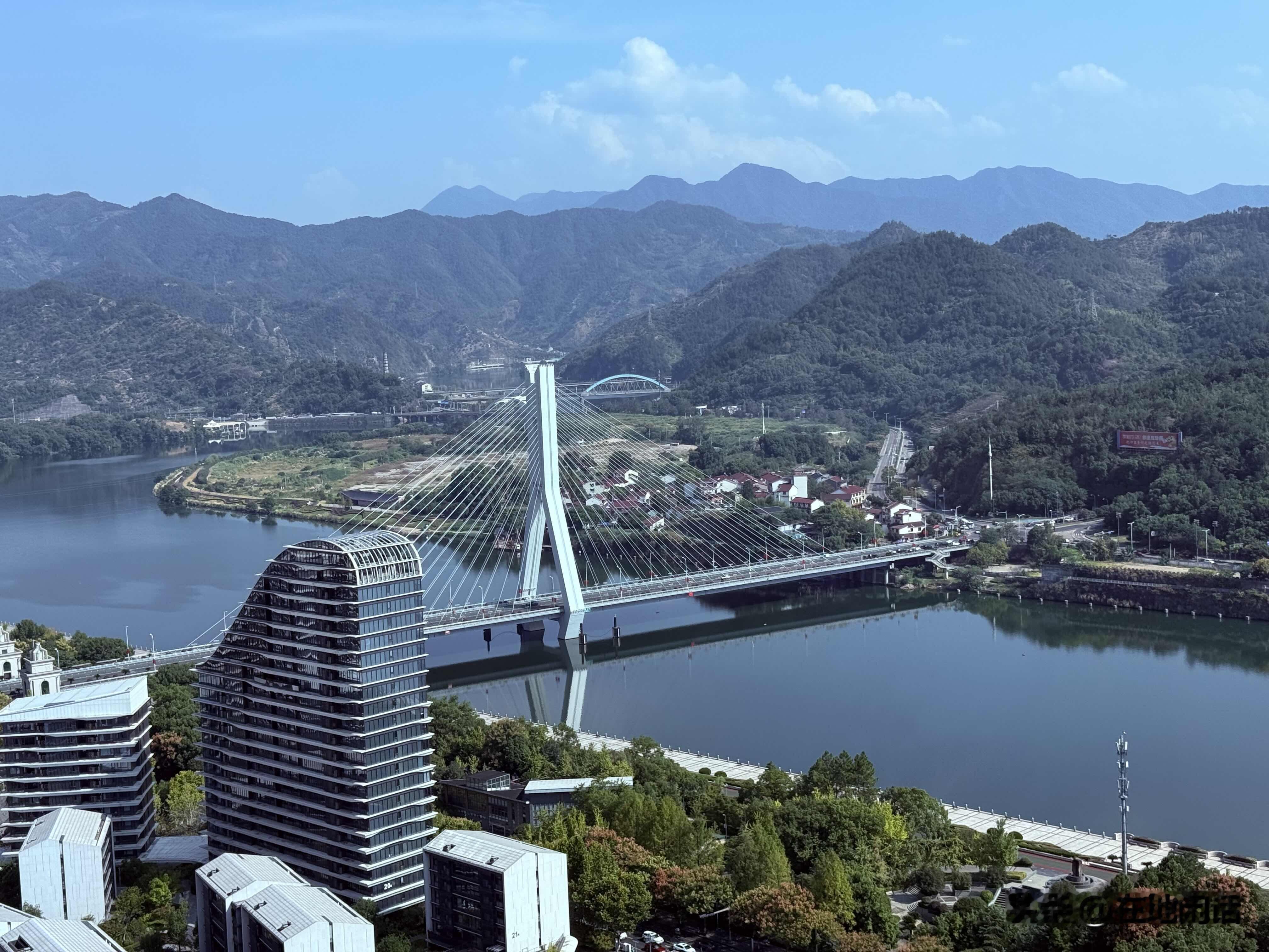 本想趁着中秋假期逃离杭州的拥堵，没想到却一头扎进了高温的“困境”里。
今年的中秋天气真是奇特，原本该是凉爽的初秋，气温却突然强势回升，仿佛一夜之间又回到了盛夏。我们一路奔波，恰好来到了全省气温最高的丽水市。
在这里，38℃的高温让人直呼吃不消，真正体验了秋老虎的威力。这几天的丽水，妥妥地拿下了浙江省