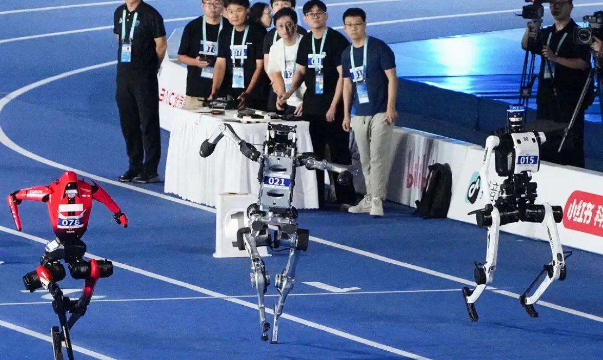 #中国这届机器人有多牛#2026世界人形机器人运动会，荣耀闪电机器人100米跑出9秒32总成绩，最快速度更是达到了每秒14.5米，直接超过人类9秒58的百米世界纪录。除此之外，天工Ultra机器人跳了2.8843米，比人类2.45米的世界纪录还高一截，而且落地很稳，就连在空中动作也控制得住。 ​