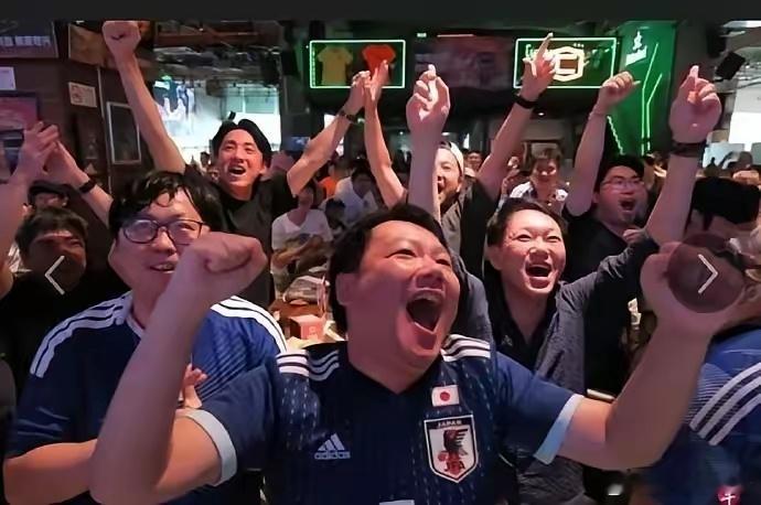 上海球迷当众身着日本球衣庆胜，历史不容轻贱，底线不可逾越 上海部分球迷...