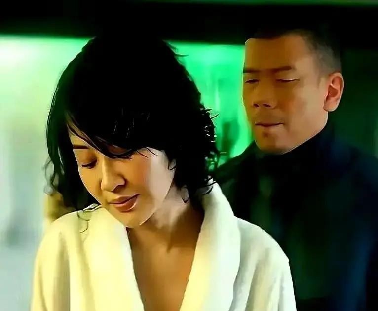 当年《老炮儿》刚上映那会儿，多少双眼睛直勾勾盯着许晴和冯小刚那段亲热戏看热闹。电影院里只要一播到这场戏，总能听见几声带着点颜色的窃窃私语。说句不好听的，很多人就是冲着这点噱头去的，看完还要在网吧论坛里津津乐道那点“尺度”。谁能想到，正是这个最初连许晴自己都嫌弃、拿本子时跑到管虎跟前追问“非拍不可吗”