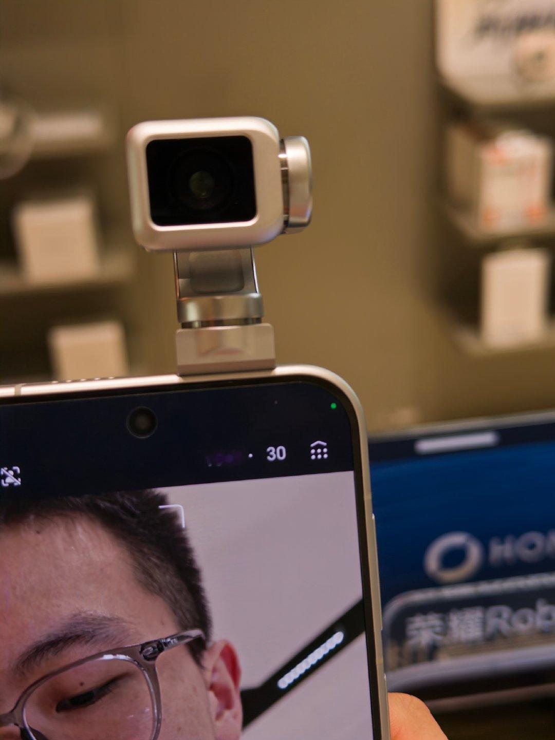 荣耀Robot Phone实机，特别是阿莱模式
有种想拍片的冲动[憧憬] ​